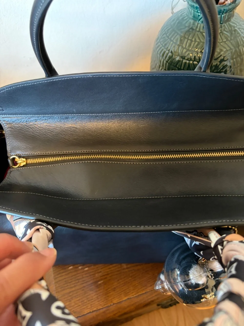 Coach Soft Empire Carryall 48 – Black – Excellent Condition - Picture 6 of 9